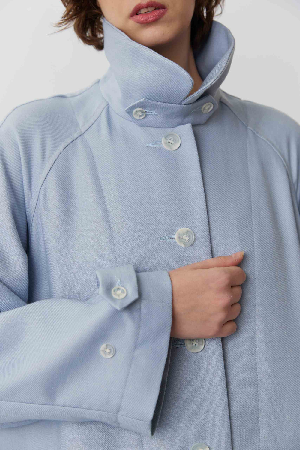 Объемный плащ из голубого льна