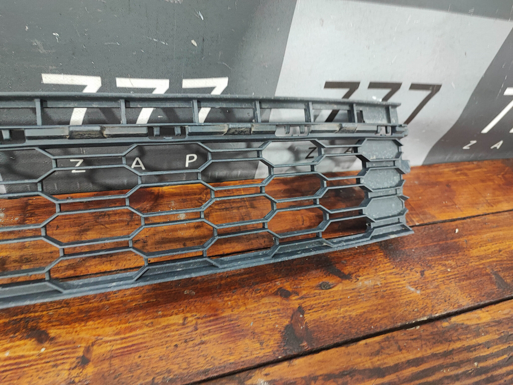 Решетка переднего бампера Skoda Rapid 1 17-20 Б/У Оригинал 5JA853677D