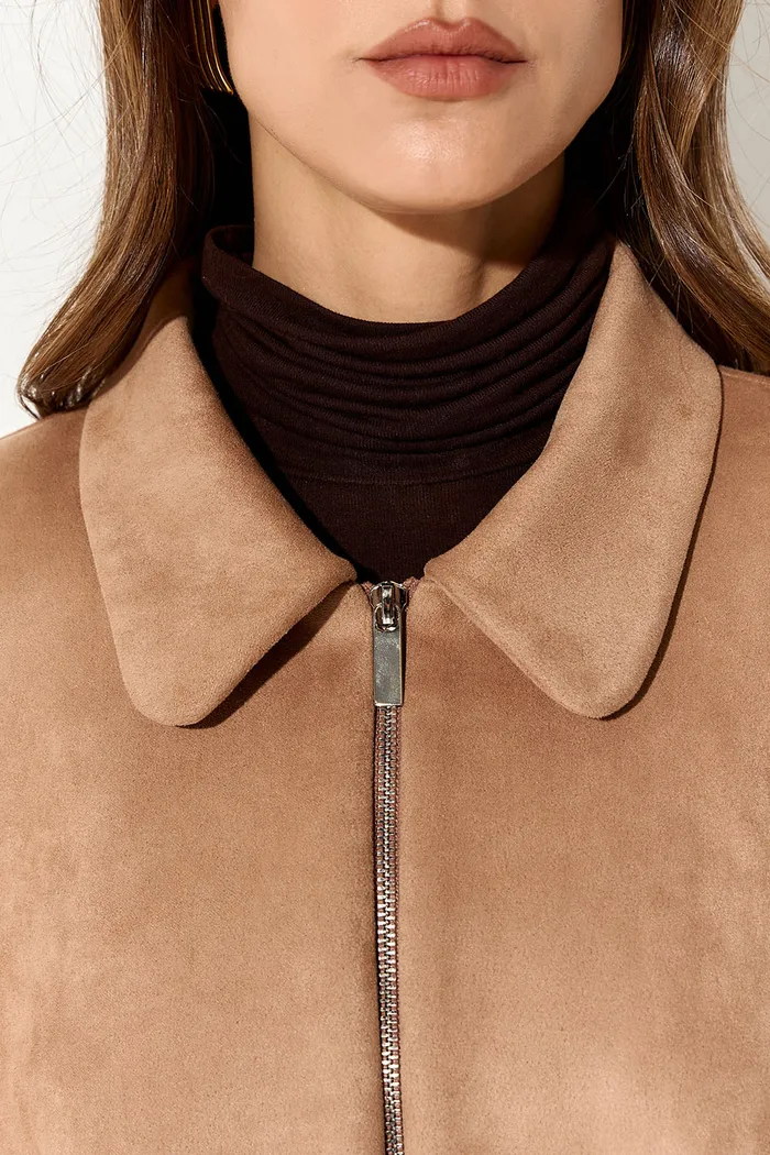 Куртка с защипами из экозамши цвета кэмел