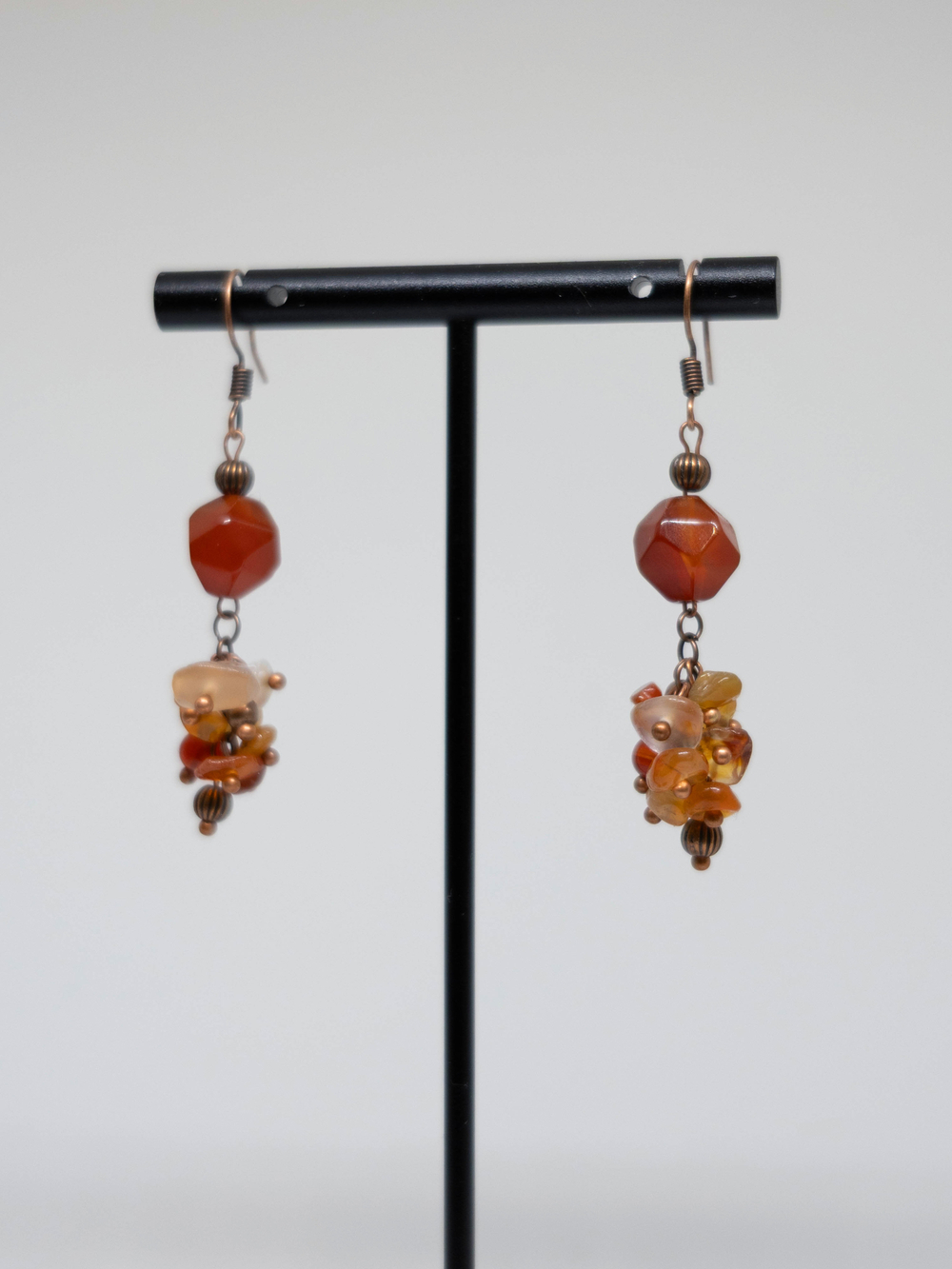 Серьги из сердолика с медной фурнитурой