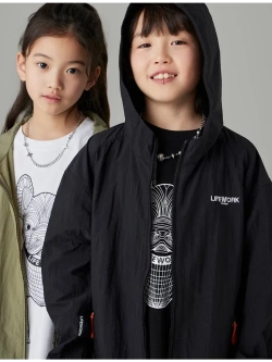 Нейлоновая ветровка с капюшоном