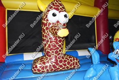 Коммерческий надувной батут "Веселый дом и звери в нём" с крышей 12*7*6 м