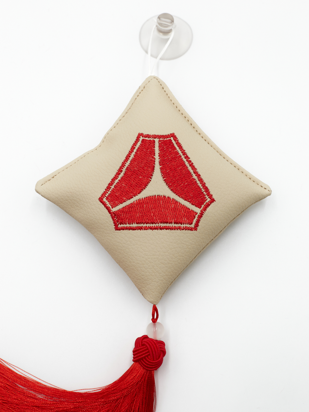 Ромб объемный на присоске SITRAK (экокожа, бежевый, красная вышивка, кисть)