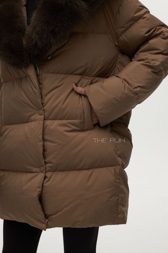 Коричневый удлиненный пуховик с v-образным меховым воротником
