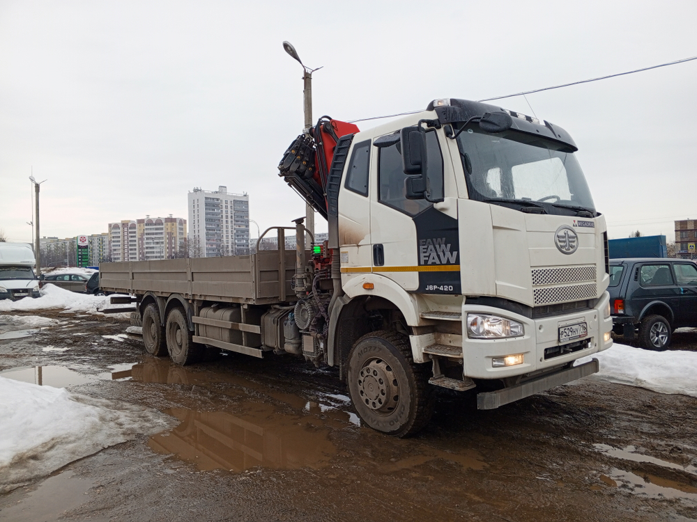 FAW J6 6x6 Бортовой с КМУ W2K00 (Дизельный, 11,1 л, 420 л.с., МТ)