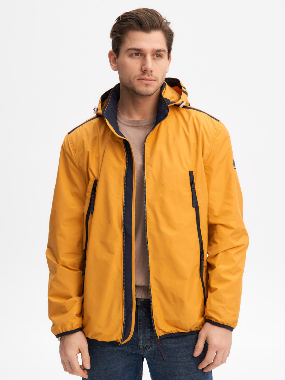 Мужская спортивная ветровка с капюшоном на резинке жёлтого цвета.