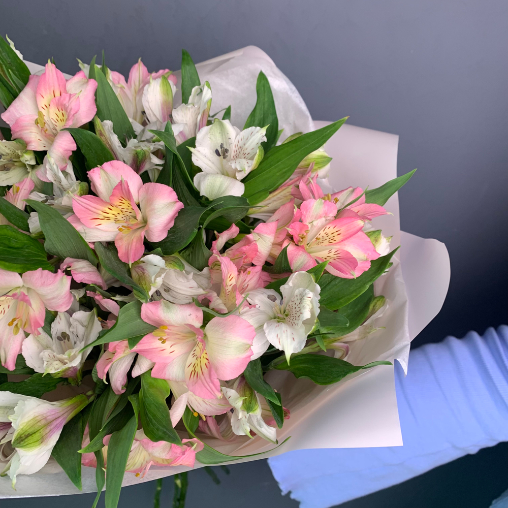 Букет 11 альстромерий микс