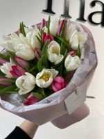 Букет из 25 белых и ярко-розовых тюльпанов