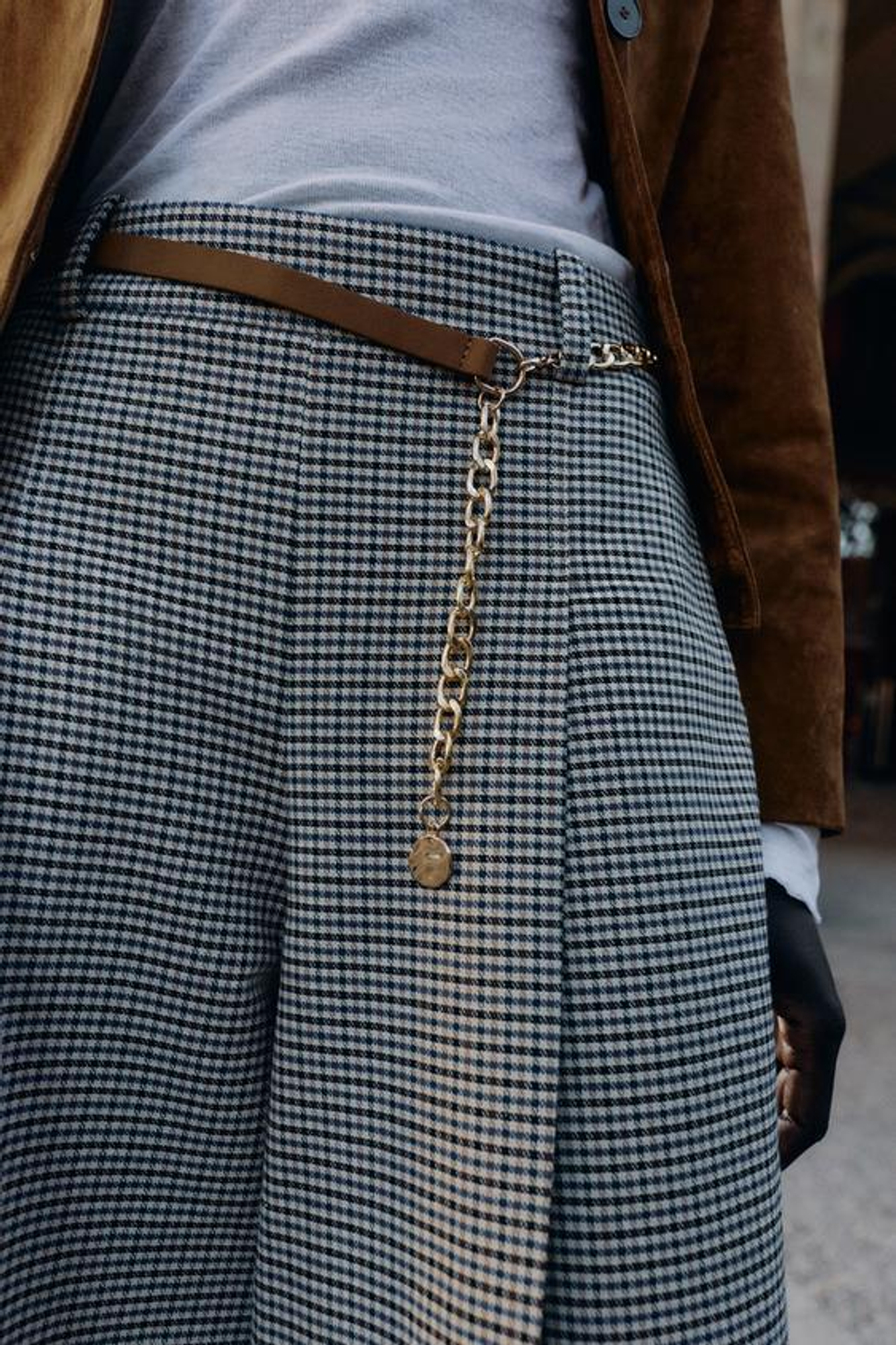 ZARА ДЛИННЫЕ БЕРМУДЫ «ГУСИНАЯ ЛАПКА» С РЕМНЕМ И ЦЕПОЧКОЙ, ЭКРЮ/СИНИЙ