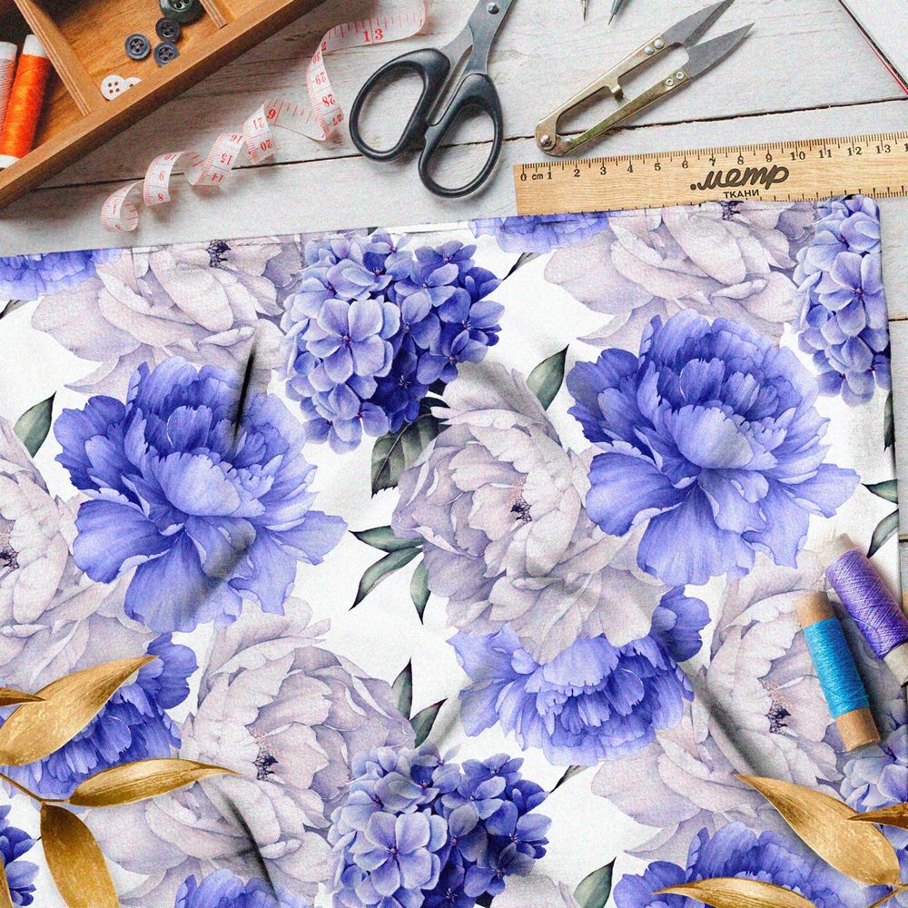 Ткань поплин белые и синие пионы на белом фоне