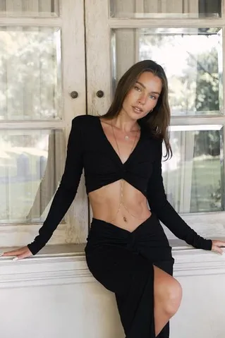 Лонгслив с подплечниками из вискозы черного цвета