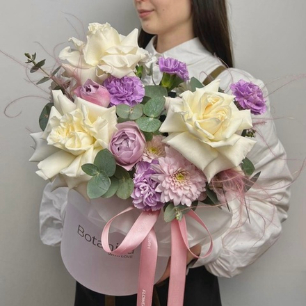 Шляпная коробка с пионовидной розой лаванда баблс 260720259