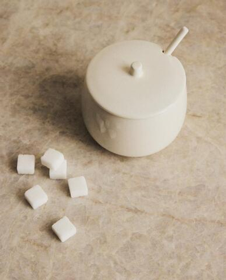 ZARA HOME ОДНОТОННАЯ САХАРНИЦА ИЗ КЕРАМИКИ С ЛОЖКОЙ, КРЕМОВЫЙ