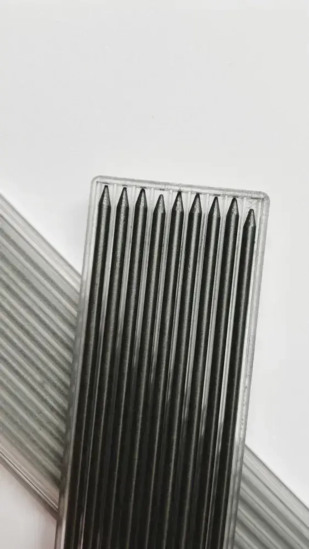 Грифель для строительного механического карандаша 2,8мм, твердость 2В. Набор сменных стержней-грифелей к механическим карандашам. В кейсе 9шт.