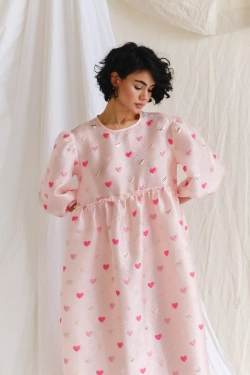 Платье с пышными рукавами и лентами на спине