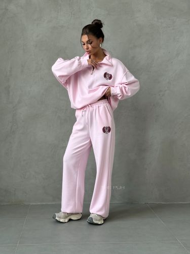 Розовый спортивный костюм с вышивкой-лого