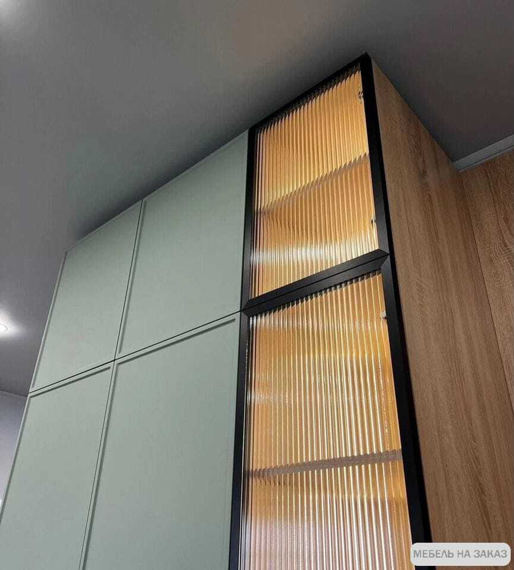 Шкаф с витриной в прихожую