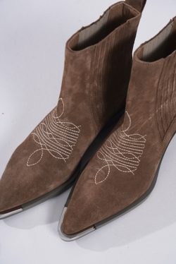 Казаки из натуральной замши со стальным носиком AMALIA