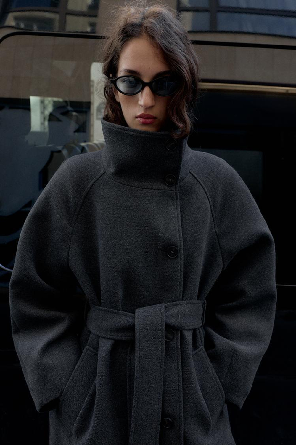 ZARA ПАЛЬТО С ВЫСОКИМ ВОРОТНИКОМ ИЗ МЯГКОЙ ТКАНИ С ПОЯСОМ, СЕРЫЙ