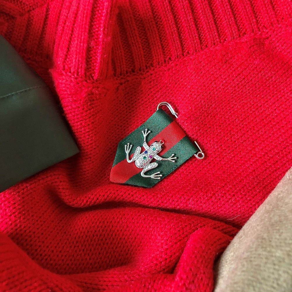 Брошь-булавка лягушка на текстиле