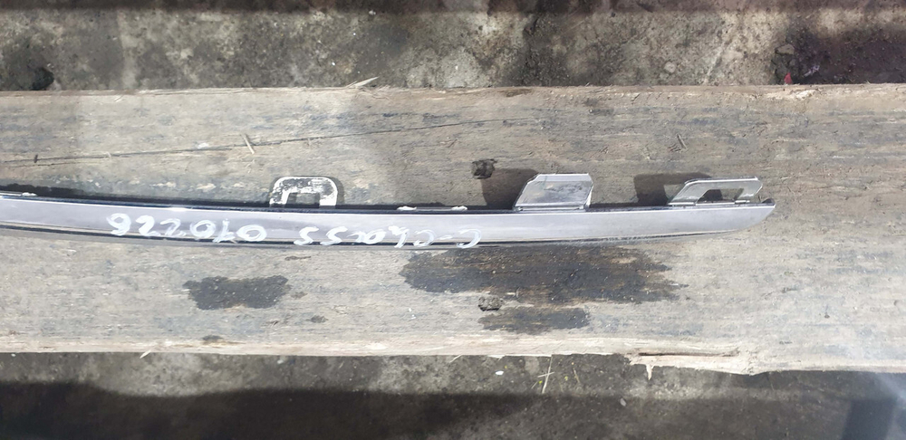 Молдинг решетки радиатора Mercedes C (W205) 14-18 Б/У Оригинал A2058880173