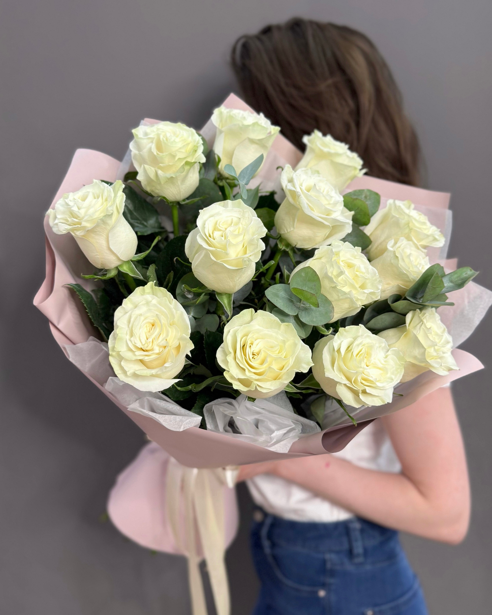 Букет из 13 белых роз сорта «Мондиаль» (Эквадор 60 см)