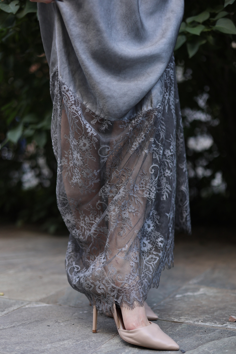 платье-комбинация с кружевной отделкой