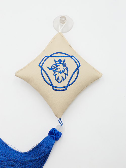 Ромб объемный на присоске SCANIA (экокожа, бежевый, синяя вышивка, кисть)