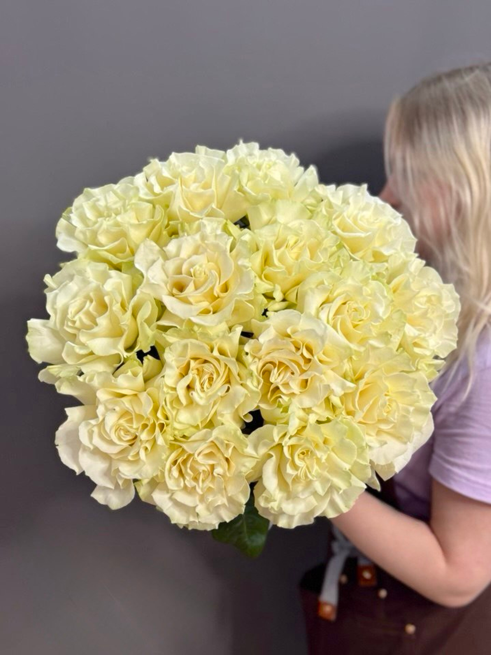 Букет из 15 белых французских роз сорта "Мондиаль"