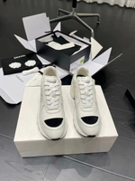 Белые кроссовки Chanel на каблуке