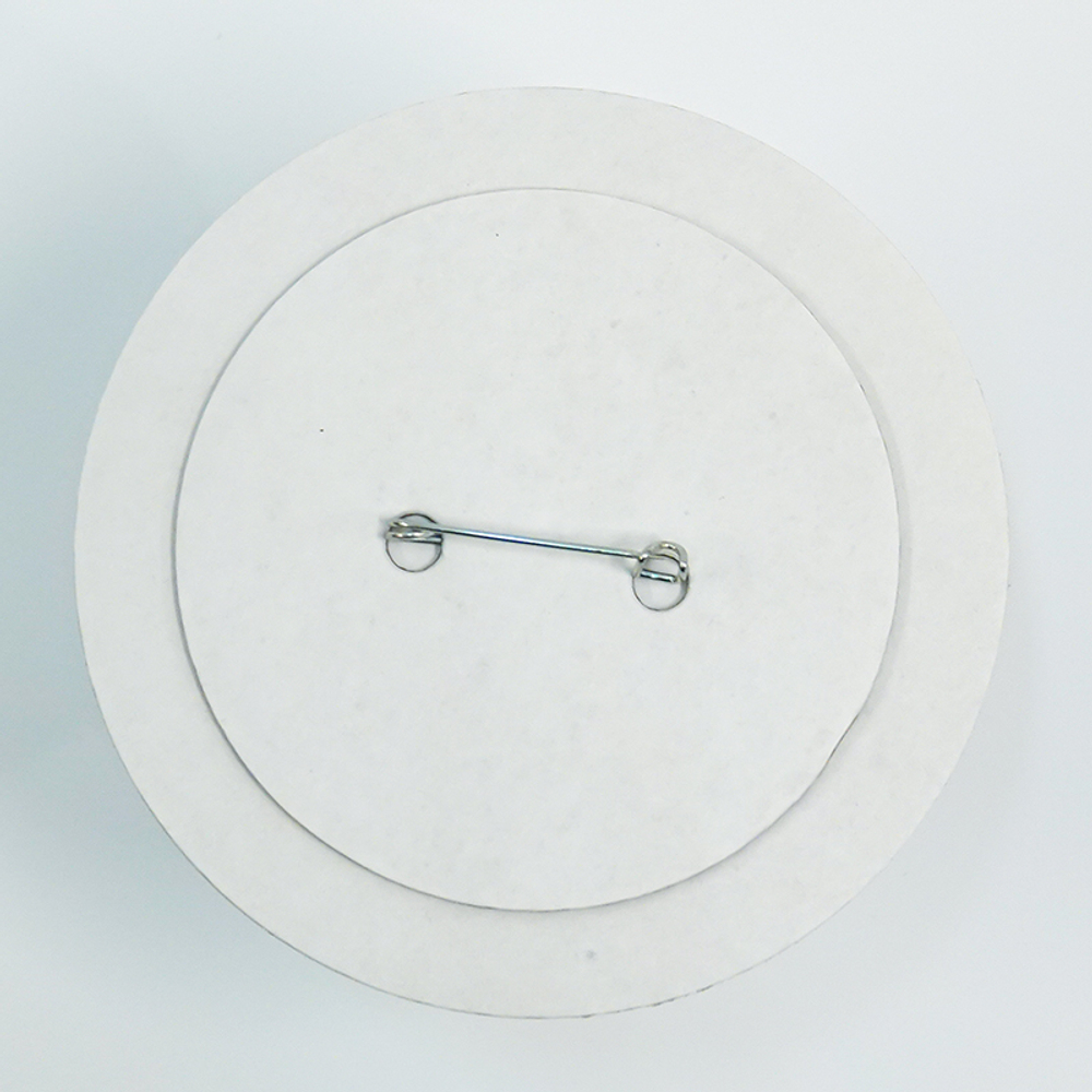 Номер участника, крепление в ассортименте. Диаметр 86 мм. Цвет номера НОВОГОДНИЙ.