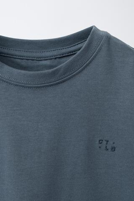 ZARA ФУТБОЛКА HEAVYWEIGHT С ВЫШИВКОЙ, ЦВЕТ НОЧНОГО НЕБА