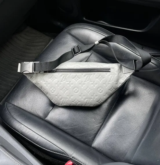 Поясная сумка Louis Vuitton Discovery PM Monogram Shadow Grey