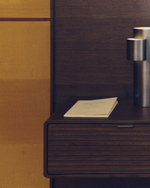 Кровать Norlen с 2 прикроватными тумбочками из орехового шпона с темной отделкой LED 160 x 200 см