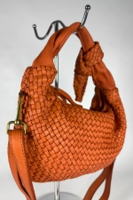 Женская сумка из натуральной винтажной кожи оранжевого цвета