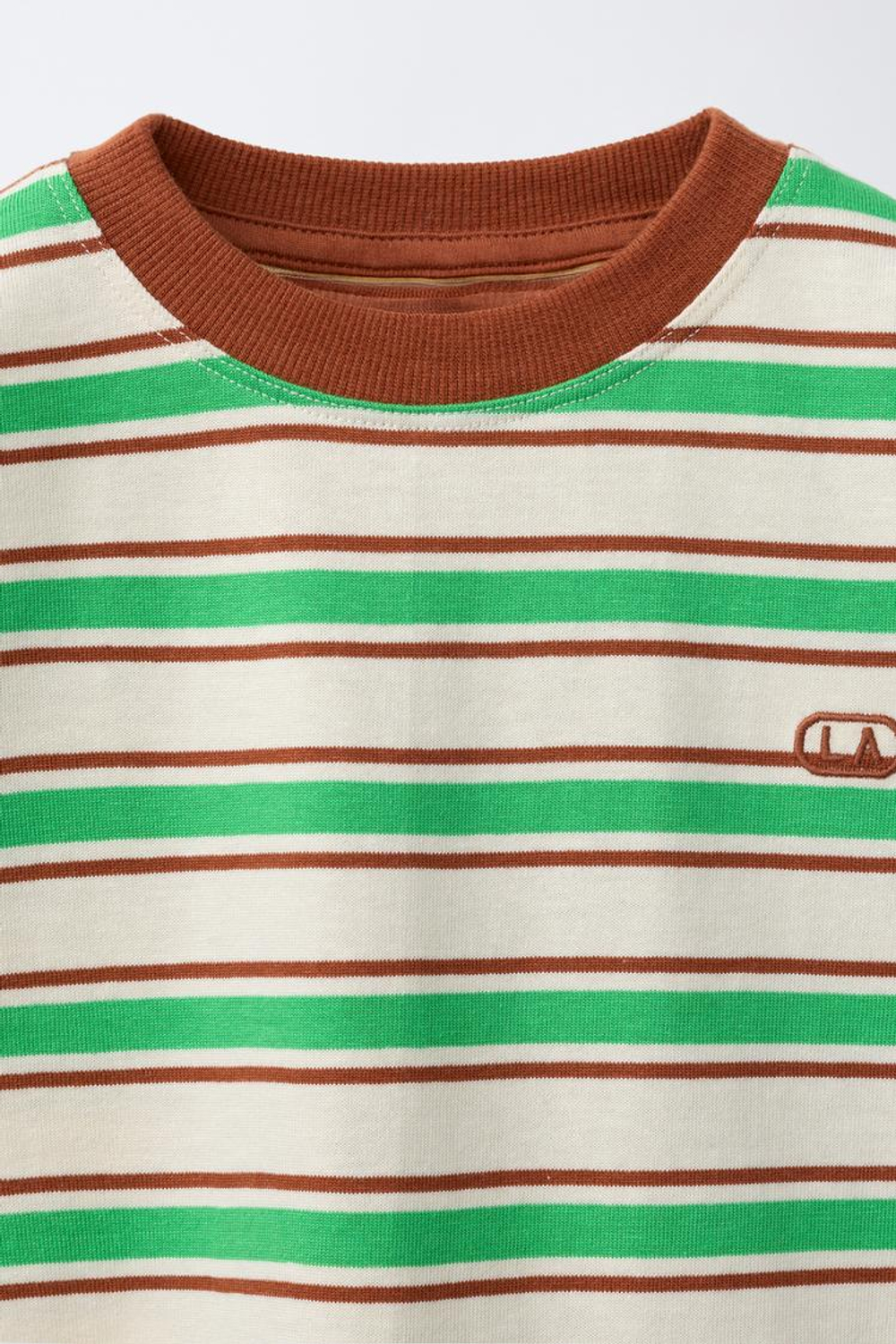 ZARA ФУТБОЛКА В ПОЛОСКУ С ВЫШИТЫМ ЛОГОТИПОМ, ЭКРЮ/ЗЕЛЕНЫЙ