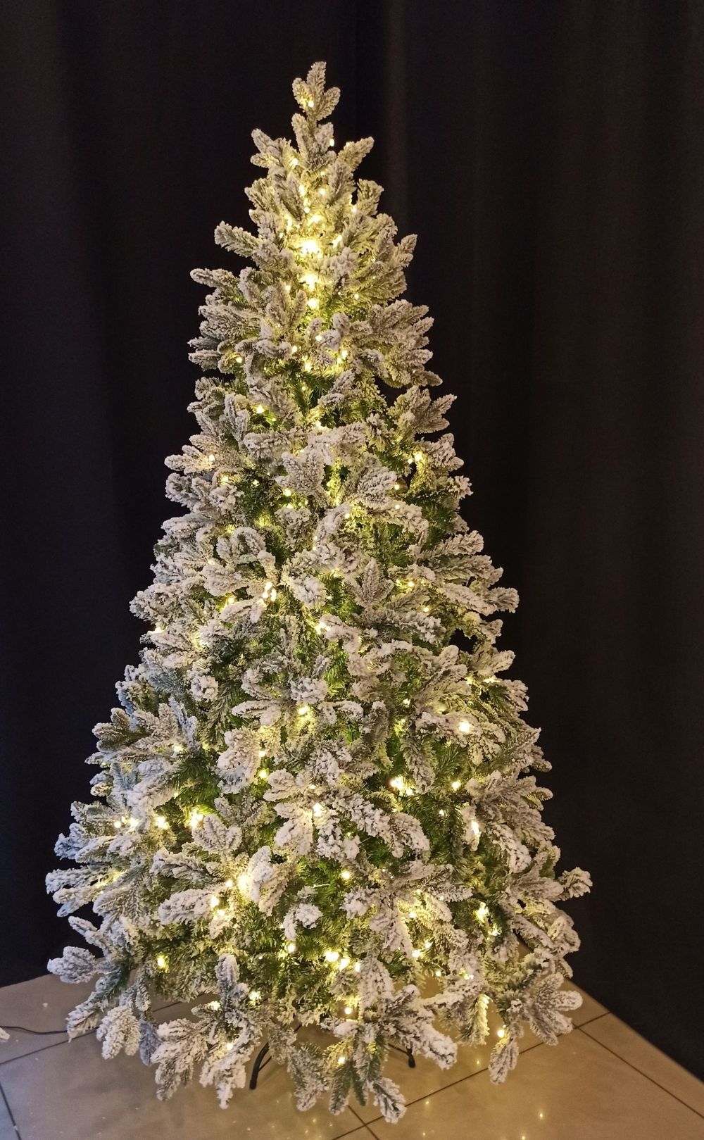 Заснеженная ель с гирляндой «Барокко» теплый свет (Литая+пвх) 240 см / 2,4 м