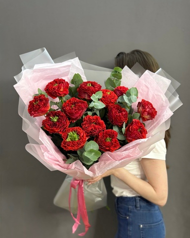 Букет из 13 роз сорта "Red Monster" (Эквадор 60 см) с эвкалиптом