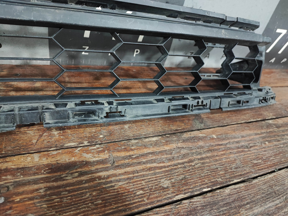 Решетка переднего бампера Skoda Karoq 17-нв Б/У Оригинал 57A853677A