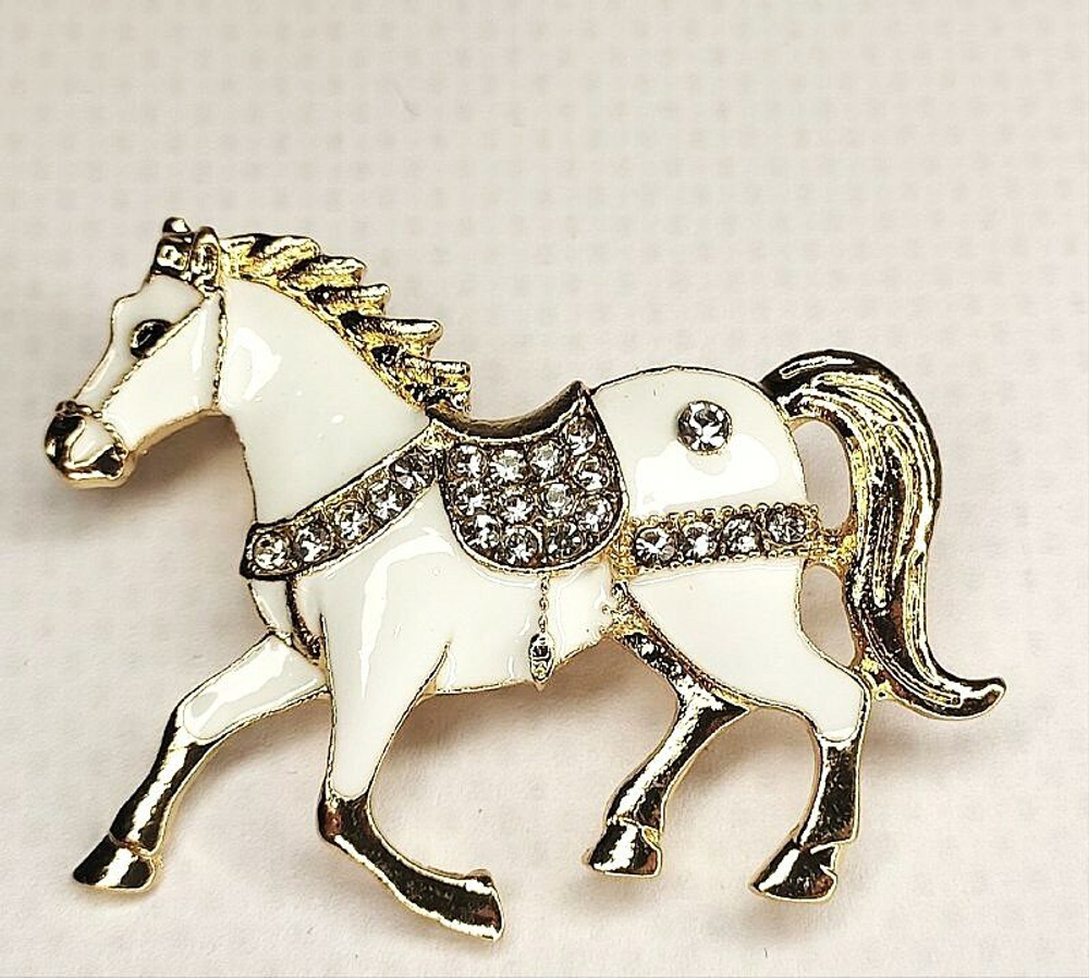 Брошка "Белая лошадь". Женская брошь,украшение.Подарок на новый год. Символ года