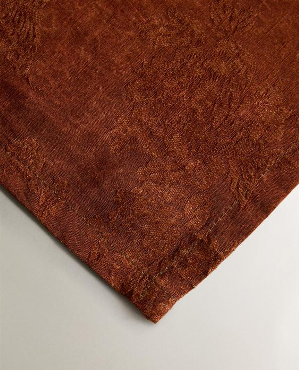 ZARA HOME - MARISA BERENSON ДВУСТОРОННЯЯ АТЛАСНАЯ СКАТЕРТЬ, КОРАЛЛОВЫЙ