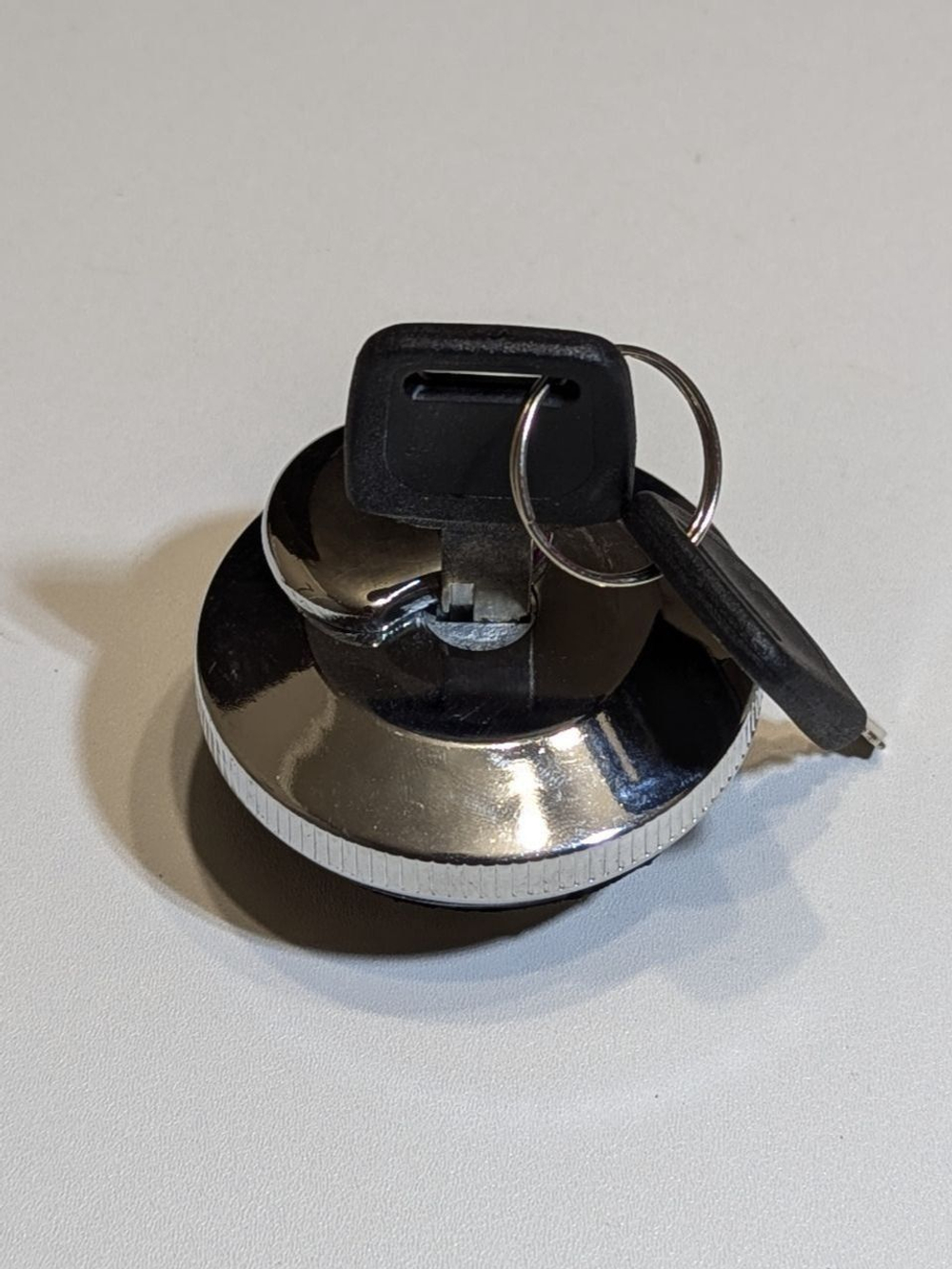 - Пробка бензобака Delta с ключом