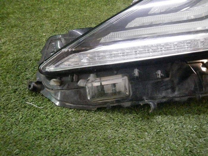 Стекло фары левое Toyota Camry xv70 (2017-2021)