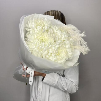 «Облако нежности» букет из хризантем и тростника