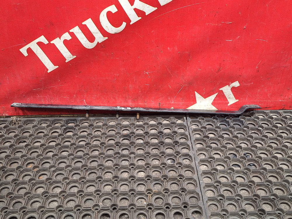 Кронштейн патрубков радиатора