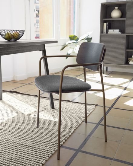 Стул Maureen ясеневый шпон в темной отделке и металл с отделкой из латуни Испания la Forma