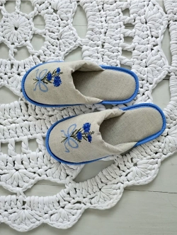 Льняные тапочки с вышивкой Васильки