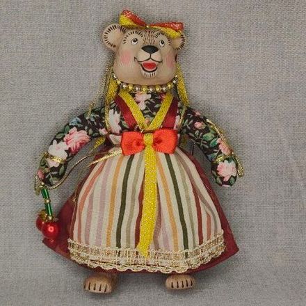 Ёлочная игрушка Медведица "Маша" с ягодкой