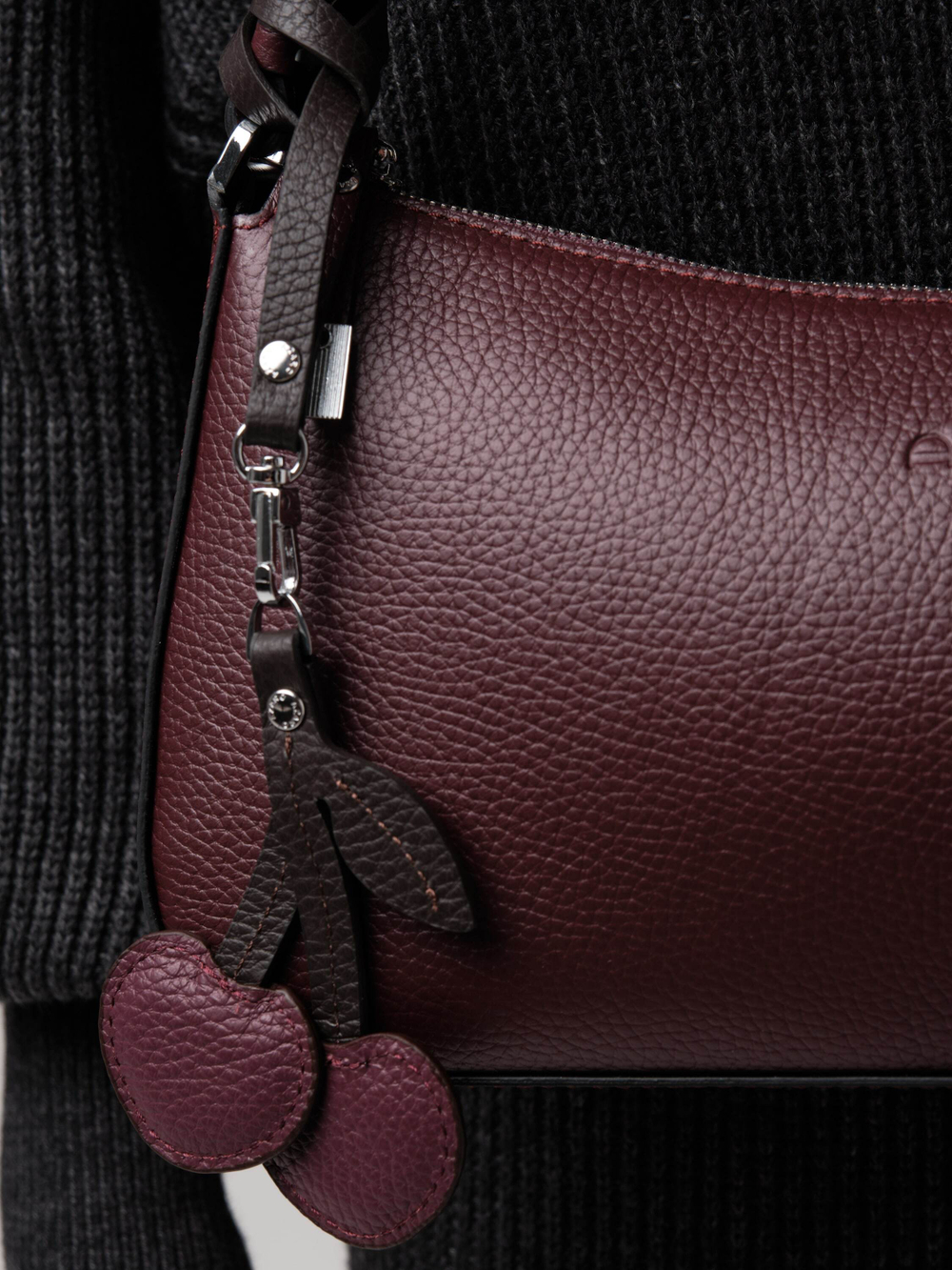 Кожаная сумка багет кросс-боди зимняя вишня