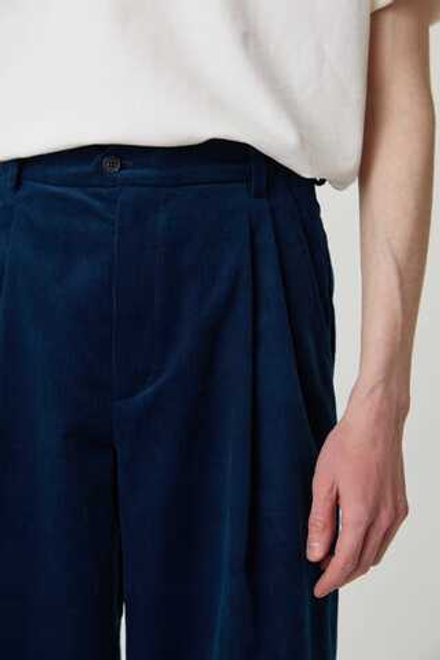 Брюки мужские со складками из синего вельвета